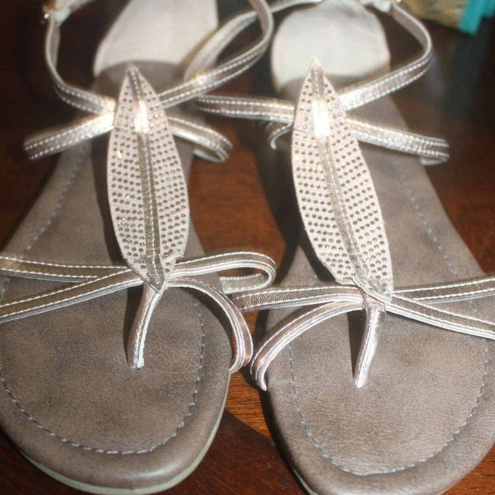 Cato rose gold strappy sandals leaf design w/rhinestones closed heel sz 7 EUC…